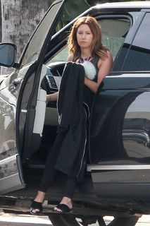 Ashley Tisdale feet photo thumbnail