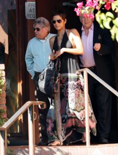 Halle Berry feet photo thumbnail
