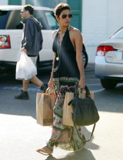 Halle Berry feet photo thumbnail