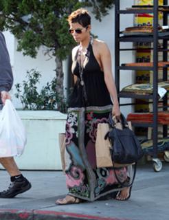 Halle Berry feet photo thumbnail
