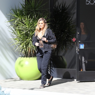 Khloé Kardashian feet photo thumbnail