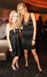 Avril Lavigne feet photo thumbnail