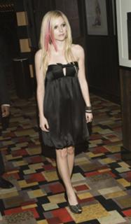 Avril Lavigne feet photo thumbnail