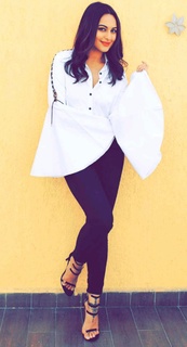 Sonakshi Sinha feet photo thumbnail