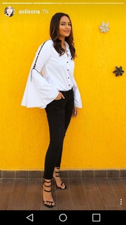 Sonakshi Sinha feet photo thumbnail