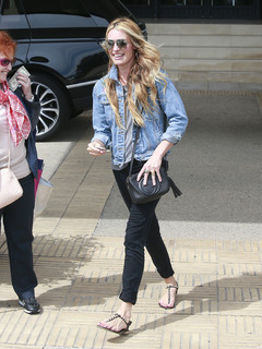 Cat Deeley feet photo thumbnail