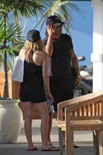 Avril Lavigne feet photo thumbnail