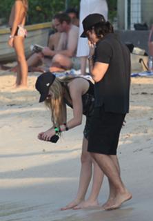 Avril Lavigne feet photo thumbnail