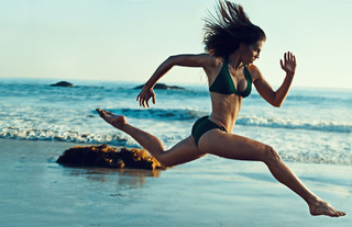 Hilary Swank feet photo thumbnail