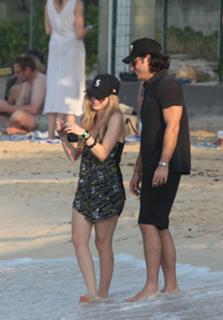 Avril Lavigne feet photo thumbnail