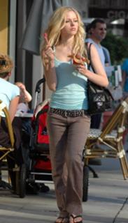 Avril Lavigne feet photo thumbnail