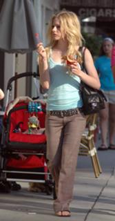 Avril Lavigne feet photo thumbnail