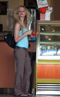 Avril Lavigne feet photo thumbnail