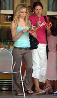 Avril Lavigne feet photo thumbnail