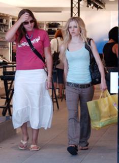 Avril Lavigne feet photo thumbnail