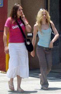Avril Lavigne feet photo thumbnail