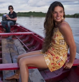 Isis Valverde feet photo thumbnail