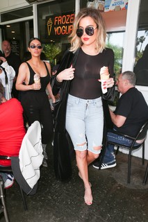 Khloé Kardashian feet photo thumbnail