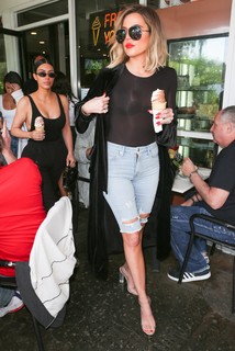 Khloé Kardashian feet photo thumbnail