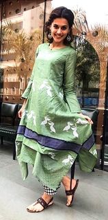 Taapsee Pannu feet photo thumbnail