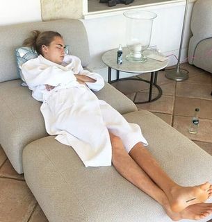 Cara Delevingne feet photo thumbnail