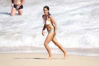 Cindy Crawford feet photo thumbnail