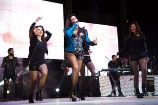 Maite Perroni feet photo thumbnail