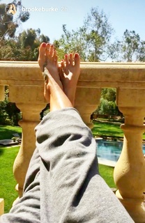 Brooke Burke feet photo thumbnail