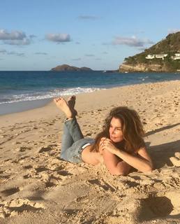 Cindy Crawford feet photo thumbnail