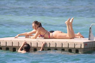 Kate Hudson feet photo thumbnail