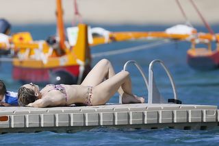 Kate Hudson feet photo thumbnail