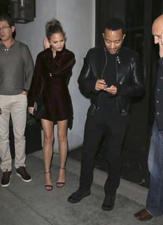 Chrissy Teigen feet photo thumbnail