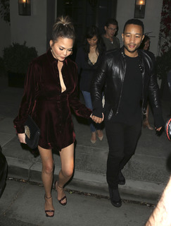 Chrissy Teigen feet photo thumbnail
