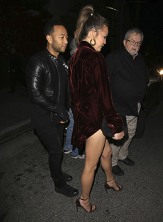 Chrissy Teigen feet photo thumbnail