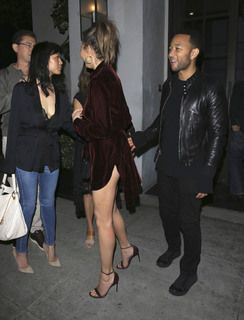 Chrissy Teigen feet photo thumbnail