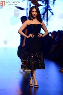 Tamannaah Bhatia feet photo thumbnail