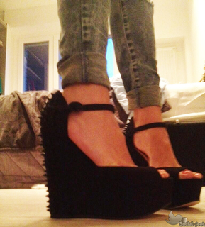 Melita Toniolo feet photo thumbnail