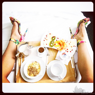 Melita Toniolo feet photo thumbnail