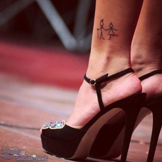 Melita Toniolo feet photo thumbnail