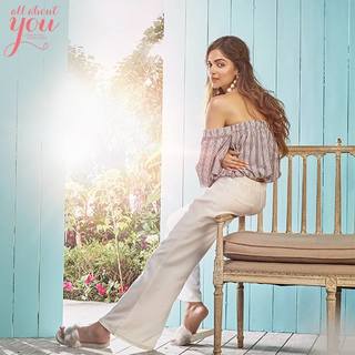 Deepika Padukone feet photo thumbnail