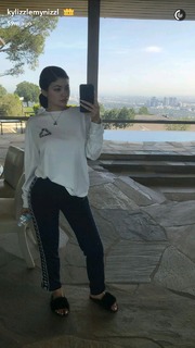 Kylie Jenner feet photo thumbnail