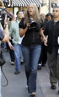 Tyra Banks feet photo thumbnail