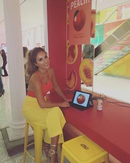 Jessie James Decker feet photo thumbnail