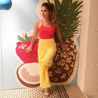 Jessie James Decker feet photo thumbnail