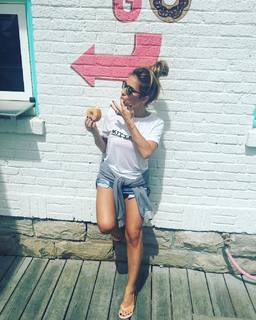 Jessie James Decker feet photo thumbnail
