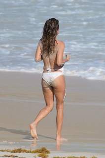 Brooke Burke feet photo thumbnail
