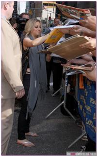 Kaley Cuoco feet photo thumbnail