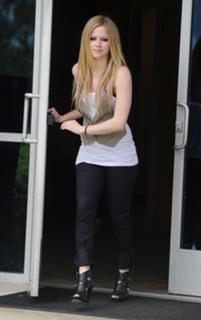 Avril Lavigne feet photo thumbnail