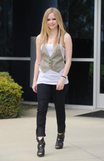 Avril Lavigne feet photo thumbnail