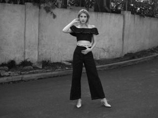 Emma Roberts feet photo thumbnail